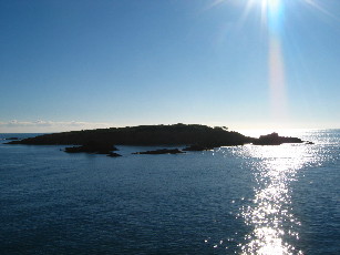 Waterfront holiday rental cottage wwith direct access to a private beach in anthor French Riviera Var Esterel
