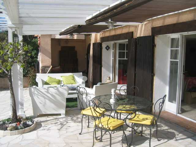 Var home vacation,French holidays villa var,outdoor living and dinning room under the pergola of the Anthor holiday villa